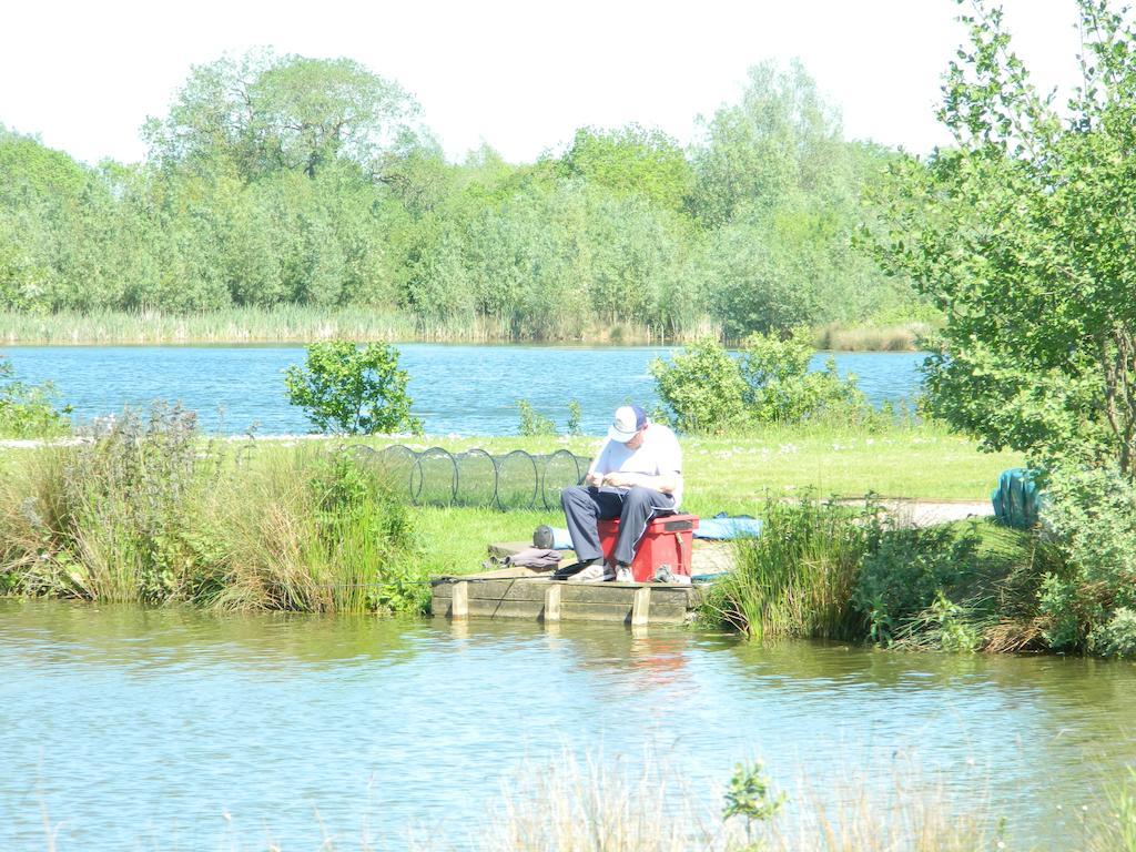 Lake Pochard Holiday Lodges South Cerney Room photo